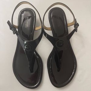 MICHAEL KORNS Black patent leather sandals.